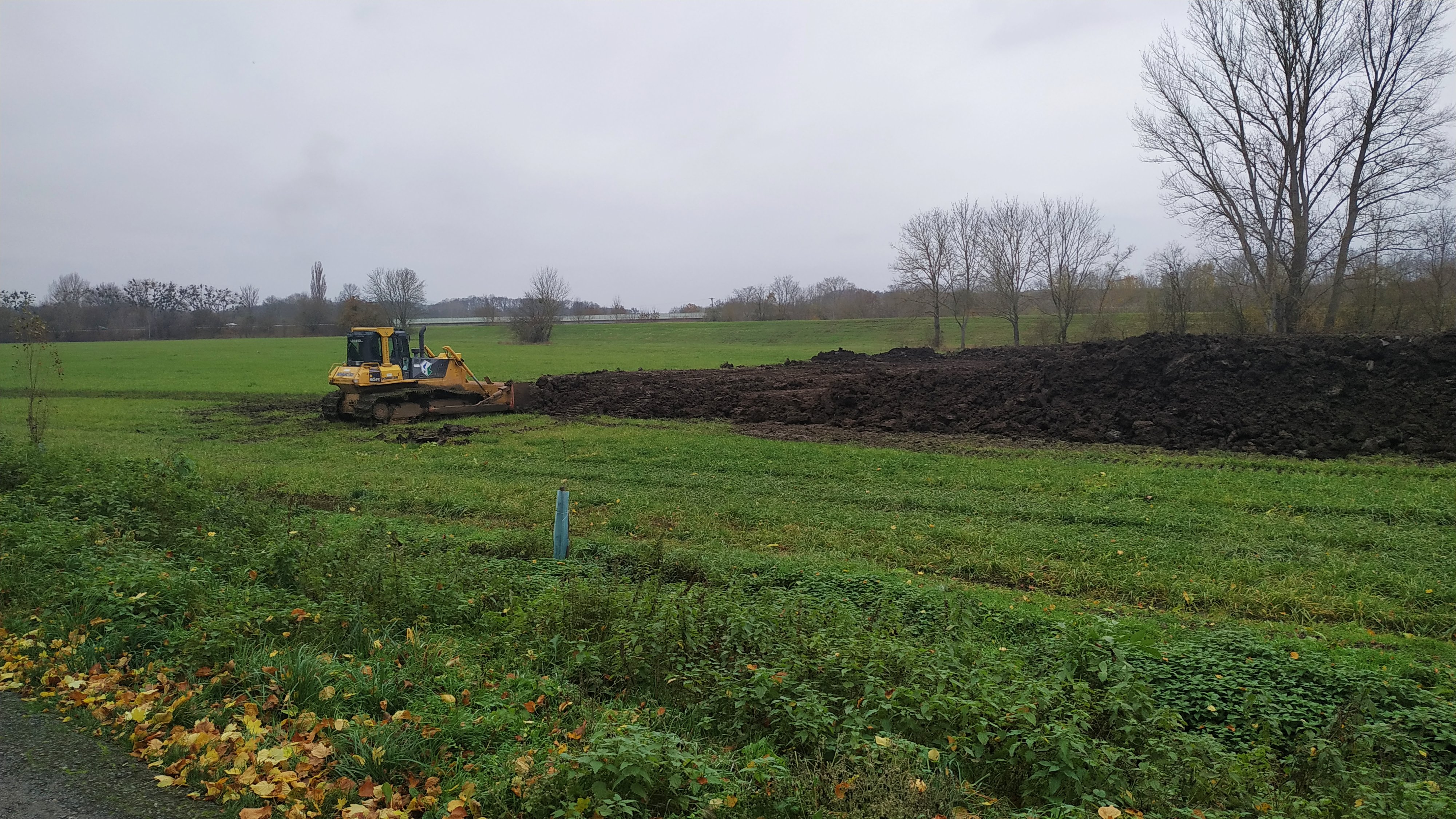 Vytváření odkalovacího místa pro sediment, který bude těžen sacím bagr