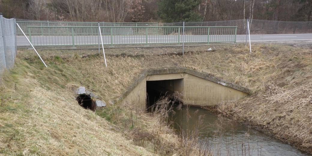 Vydří tunel pod pozemní komunikací.