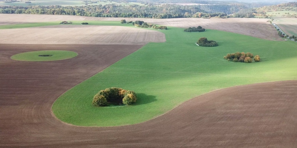 Pohled na závrty z výšky.