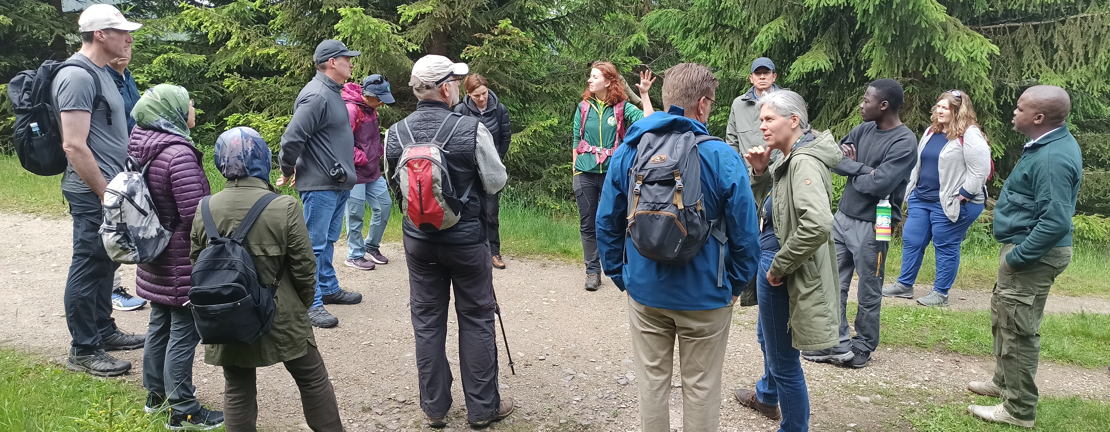 Účastníci setkání WPALF při výkladu.