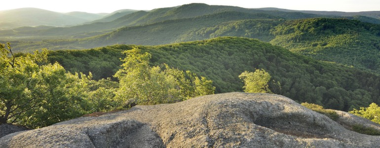 Výhled do krajiny z výšky.