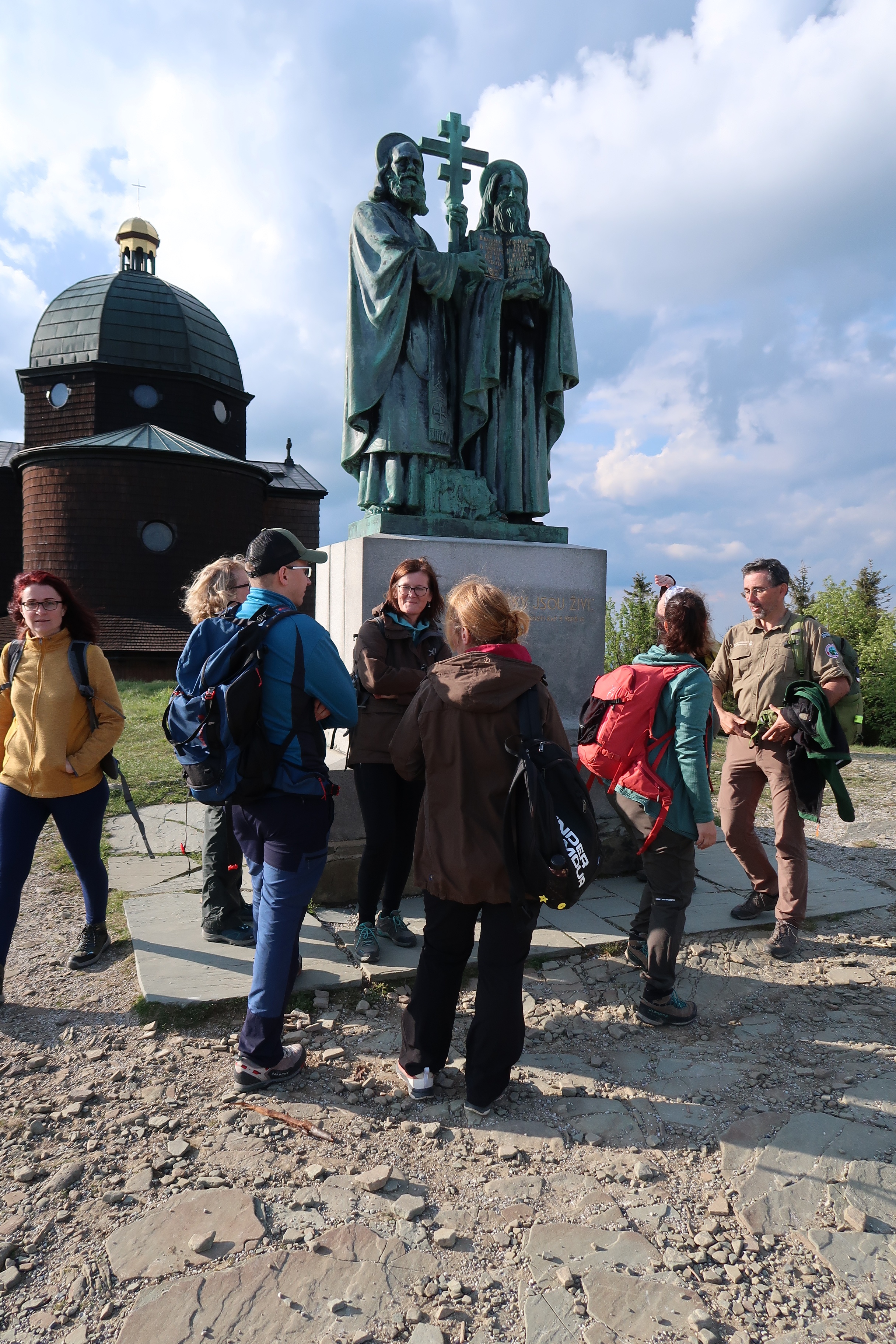 kaple na Radhošti a socha sv. Cyrila a sv. Metoděje