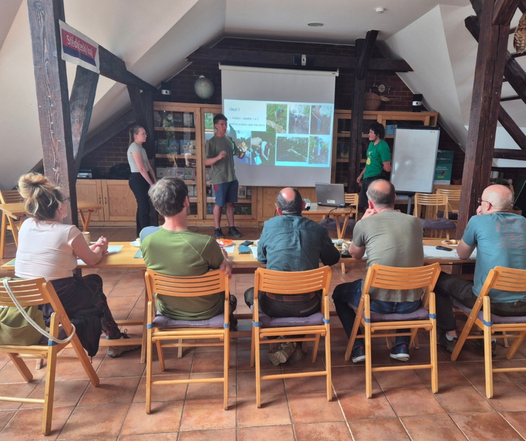 Komise sleduje obhajobu projektu jednoho z družstev.