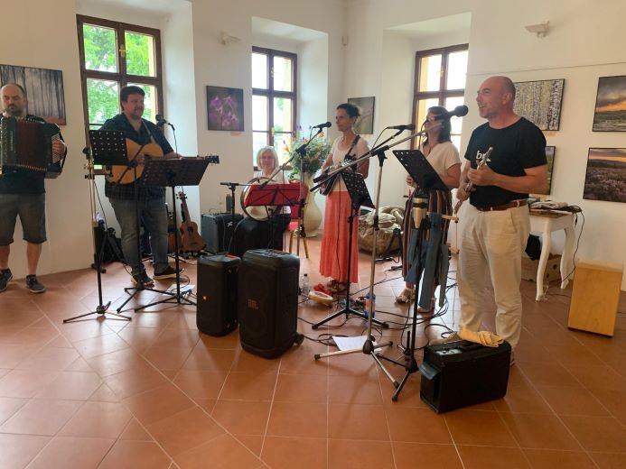 Kapela BN6 hudebně doprovodila vernisáž výstavy.