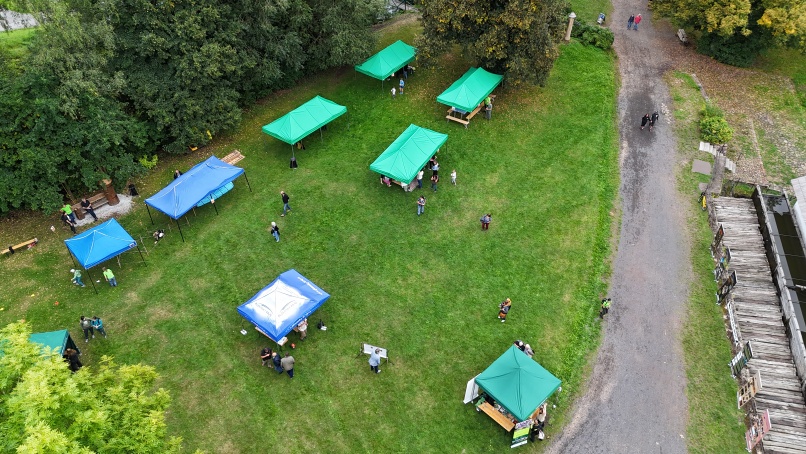 areál netopýří noci shora dronem