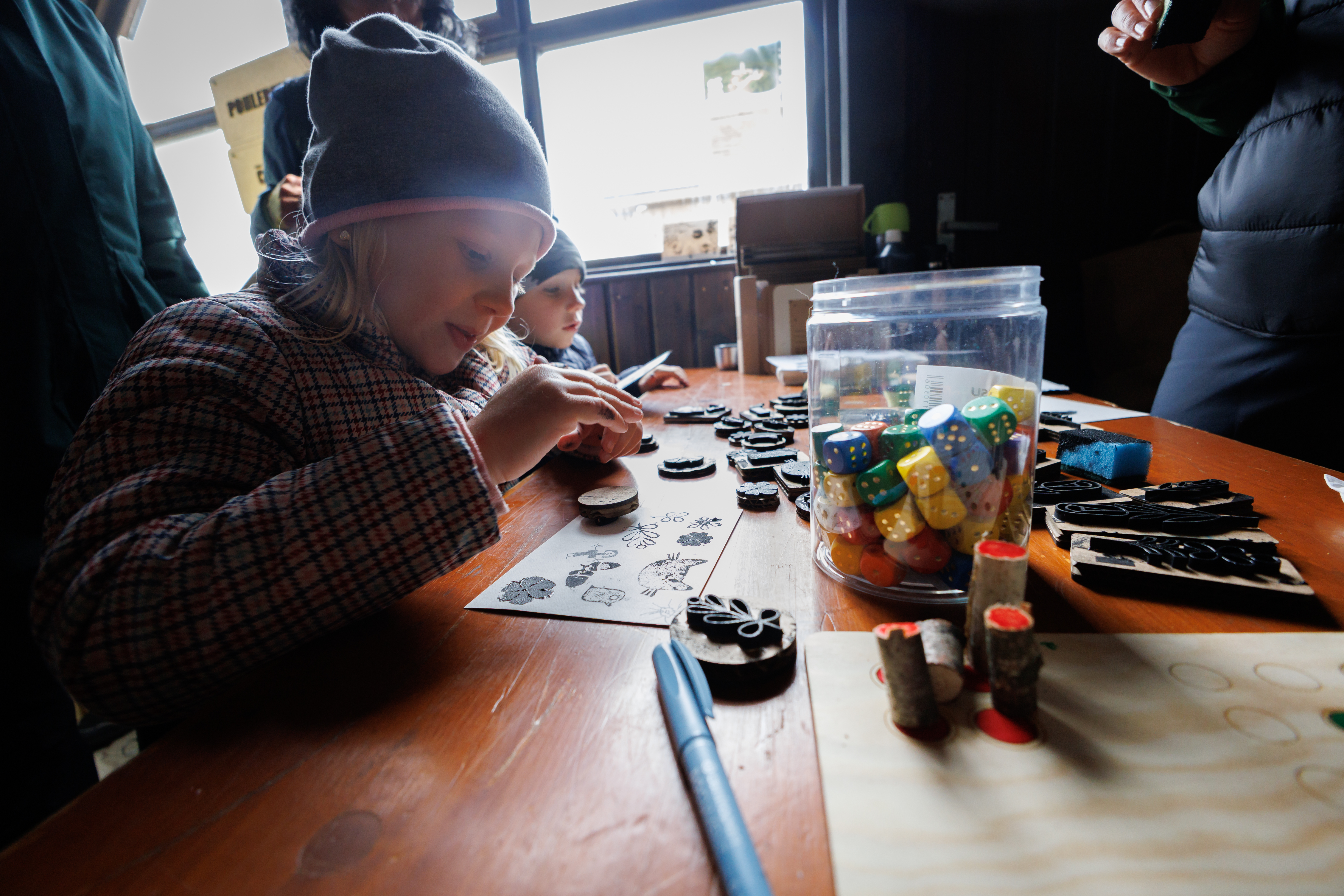 tvořivé dílny, holčička vyrábí pohlednici z Čerchova