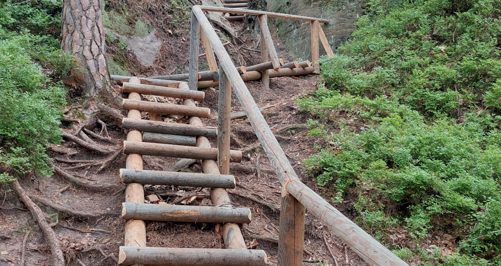 Nové schodiště pod vrcholem Čap.