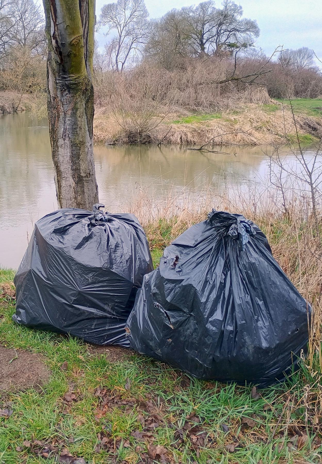Pytle se plní naplavenými odpadky.